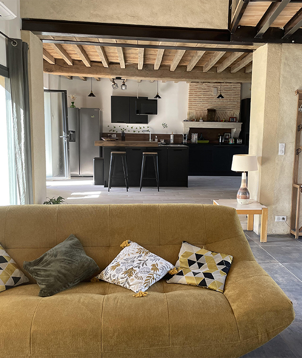 Vue du salon et de la grande cuisine équipée du gîte l’Escargot en Bourgogne dans la Nièvre