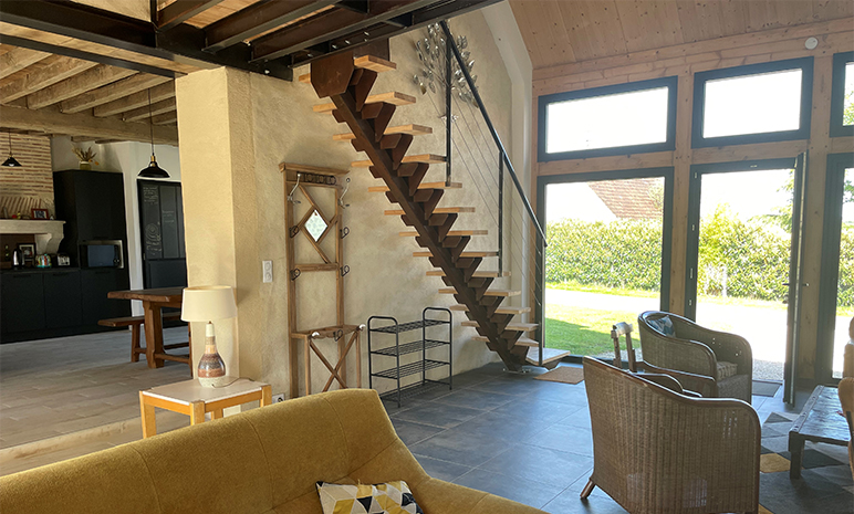 Le petit salon donnant sur terrasse et jardin, du gîte l’Escargot en Bourgogne à Moussy dans la Nièvre