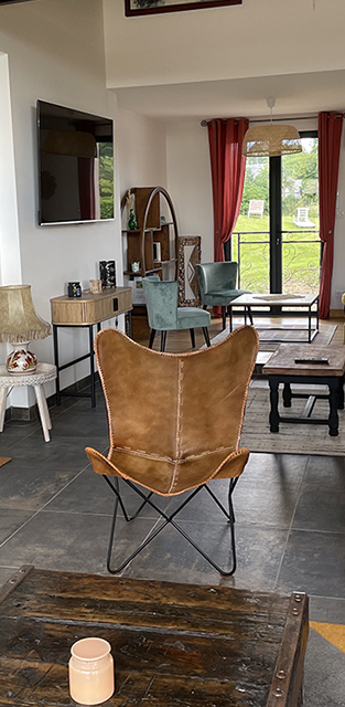 Le grand salon avec vue sur le jardin, du gîte l’Escargot en Bourgogne