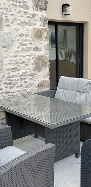 Terrasse avec salon de jardin du gîte l’Escargot dans la Nièvre