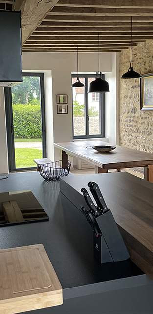 Vue de la cuisine du gîte l’Escargot en Bourgogne